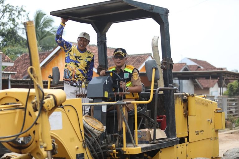 Bupati Lampung Tengah, Ardito Wijaya, meninjau langsung proses perbaikan jalan di Kampung Sidoke