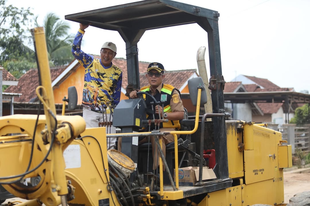 Bupati Lampung Tengah Tinjau Perbaikan Jalan di Kampung Sidokerto