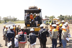 Tingkatkan Kompetensi Pekerja, HKA Gandeng Sumitomo Gelar Pelatihan Alat Berat Asphalt Finisher