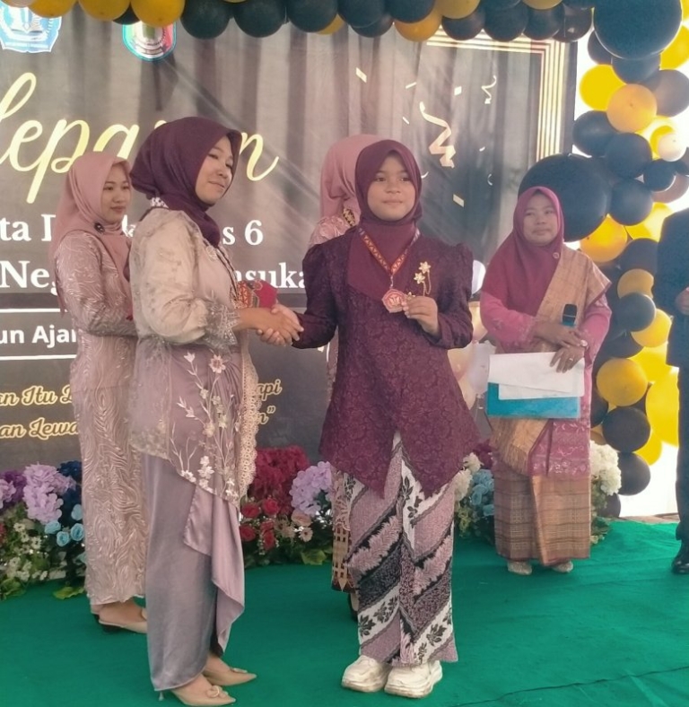 Sungkeman dan Penyematan Tanda Lulus Warnai Pelepasan Siswa Kelas VI SDN 1 Pardasuka