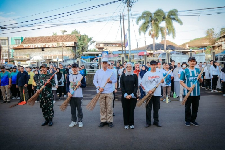 Peringati Hari Lingkungan Hidup Sedunia, Wagub Jihan Pimpin Aksi Bersih-Bersih di Pasar Lebak Budi dan Pasir Gintung