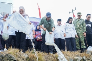 Gubernur Mirza dan Bupati Mesuji Tebar 33 Ribu Benih Ikan di Perairan Jembatan Pasar KTM