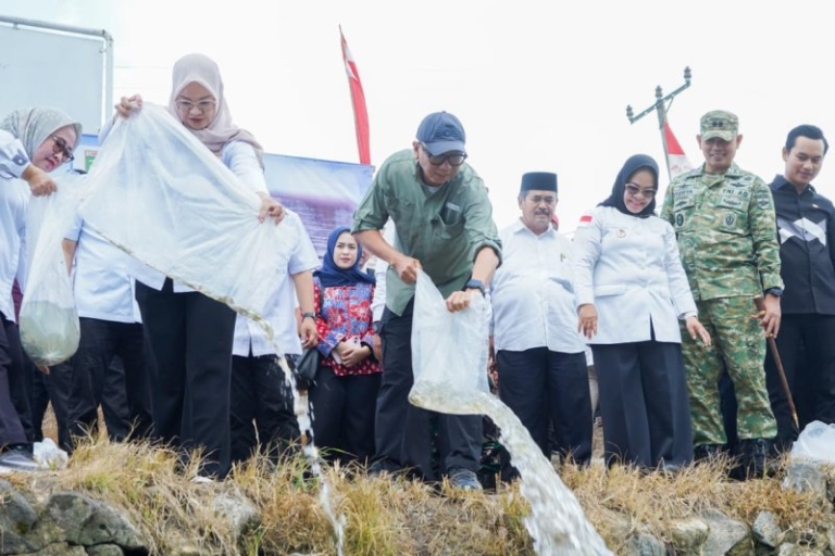 Gubernur Mirza dan Bupati Mesuji Tebar 33 Ribu Benih Ikan di Perairan Jembatan Pasar KTM