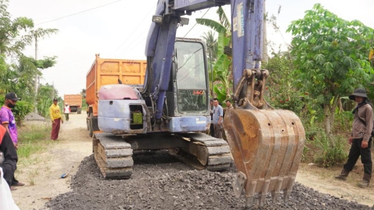 HKA Maintenance Bakter Bantu Warga Perbaiki Infrastruktur Jalan di Lampung Tengah