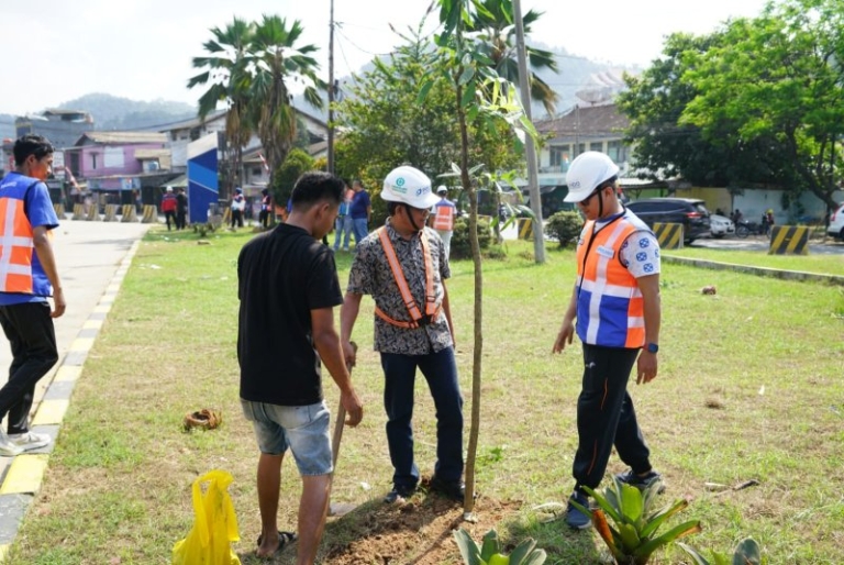 Dukung Dekarbonisasi dan Pelabuhan Hijau, Pelindo Regional 2 Panjang Tanam 250 Pohon