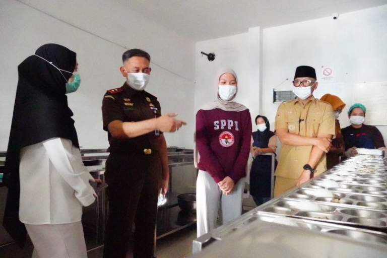 Hari Pertama Sekolah, Gubernur Lampung dan Kajati Pantau Pelaksanaan MBG
