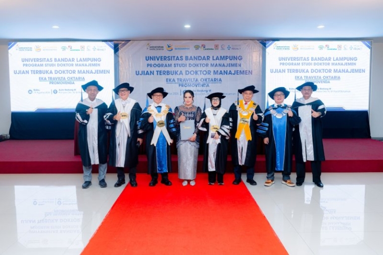 Eka Travilta Oktaria Raih Doktor Manajemen UBL, Teliti Model Baru Penguatan UMKM Fashion