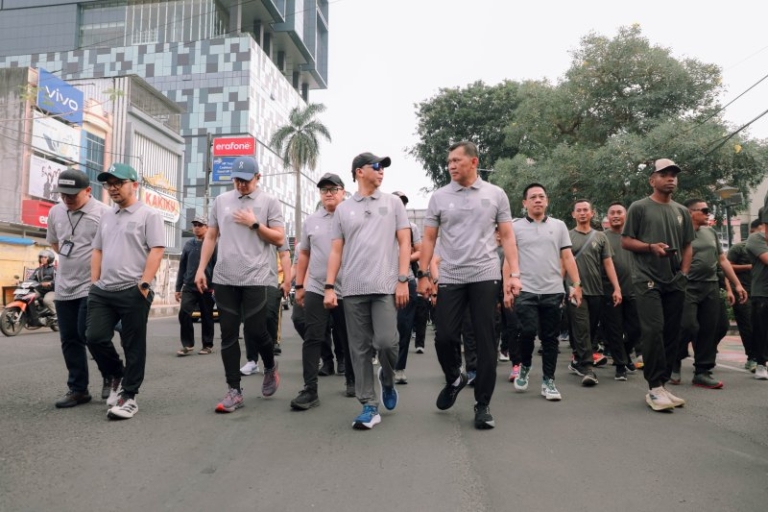 Gubernur Mirza Ikuti Gerak Jalan Sehat HUT ke-1 Kodam XXI/Radin Inten dan HUT ke-81 RI