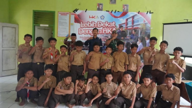 HKA Tanamkan Kesadaran Keselamatan Jalan Tol Sejak Dini di SMP Purnama Solid