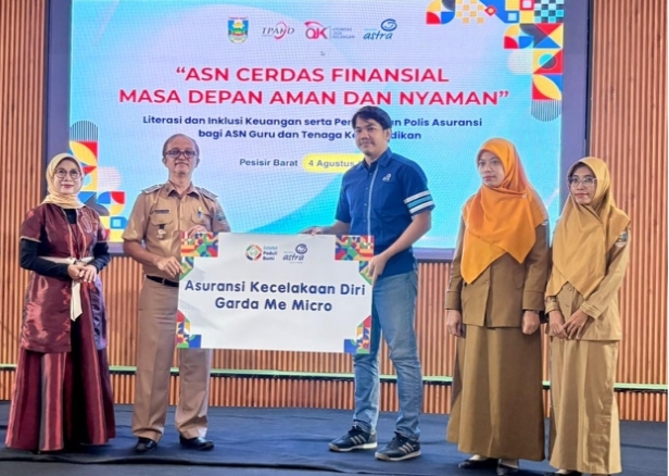 150 Guru di Pesisir Barat Terima Polis Asuransi Jiwa, Wujud Nyata Inklusi Keuangan dari OJK