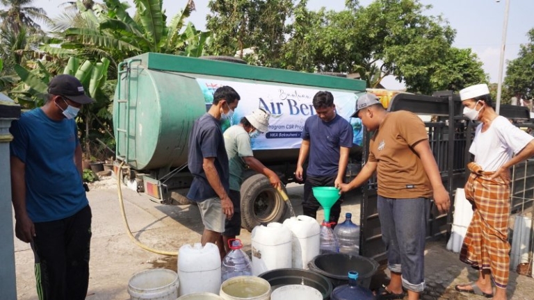 Hakaaston Bantu Warga Sidodadi, Salurkan Air Bersih di Tengah Kemarau