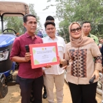 Bupati Lampung Timur Serahkan Bantuan Alsintan untuk Petani