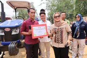 Bupati Lampung Timur Serahkan Bantuan Alsintan untuk Petani