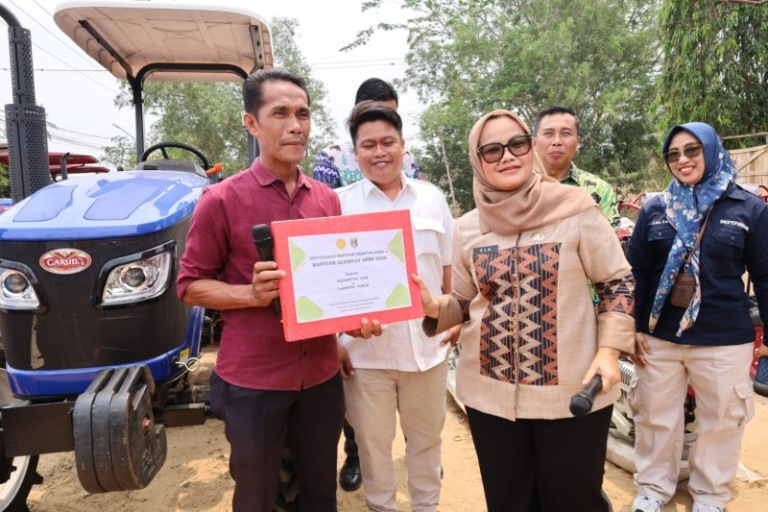 Bupati Lampung Timur Serahkan Bantuan Alsintan untuk Petani
