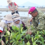 HUT ke-81 TNI, Brigif 4 Mar/BS Tanam Mangrove di Pantai Marine Eco Park Pesawaran