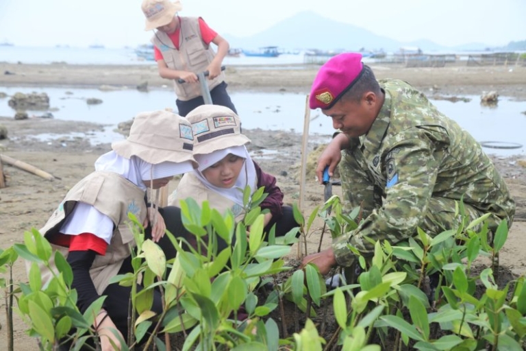 HUT ke-81 TNI, Brigif 4 Mar/BS Tanam Mangrove di Pantai Marine Eco Park Pesawaran
