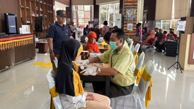 Dari Bazar Murah hingga Donor Darah, Karantina Lampung Layani Ratusan Warga