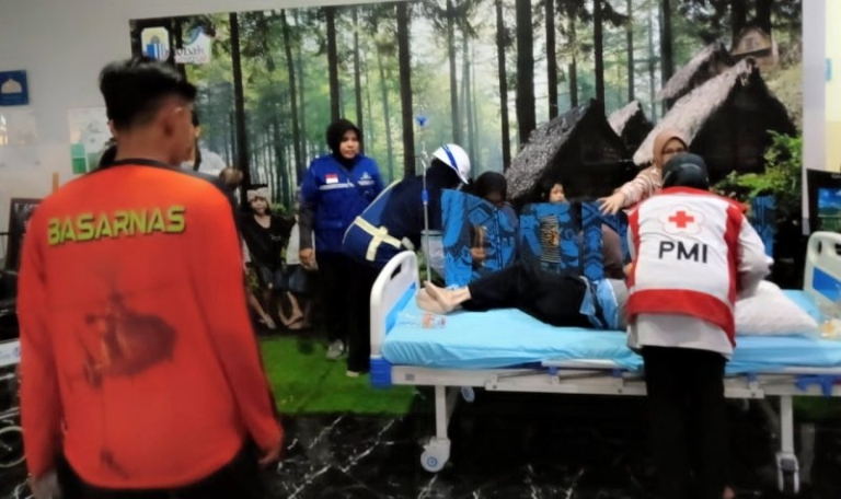 KMP Batu Mandi Terbakar, Tim SAR Gabungan Evakuasi 420 Penumpang dan 40 Kru Kapal